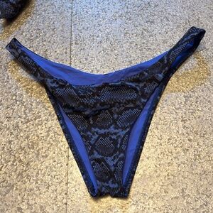 Like New! Women’s Vitamin A Blue/Black Reptile Bikini Bottom Sz Med MSRP $90